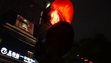 夜晚路口红灯转绿灯视频的预览图